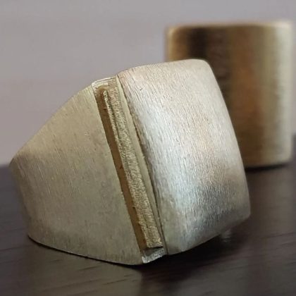 Anillo cuadrado enchapado en oro