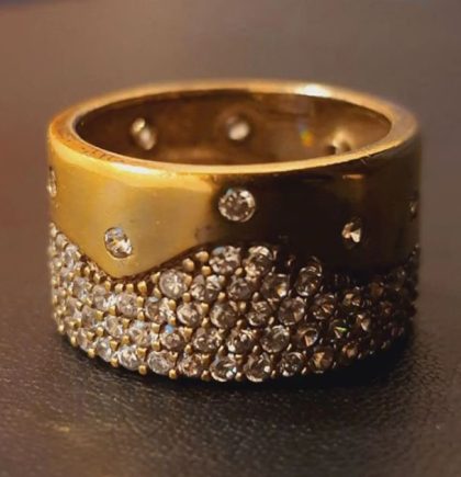 Anillo enchapado con cristales engastados